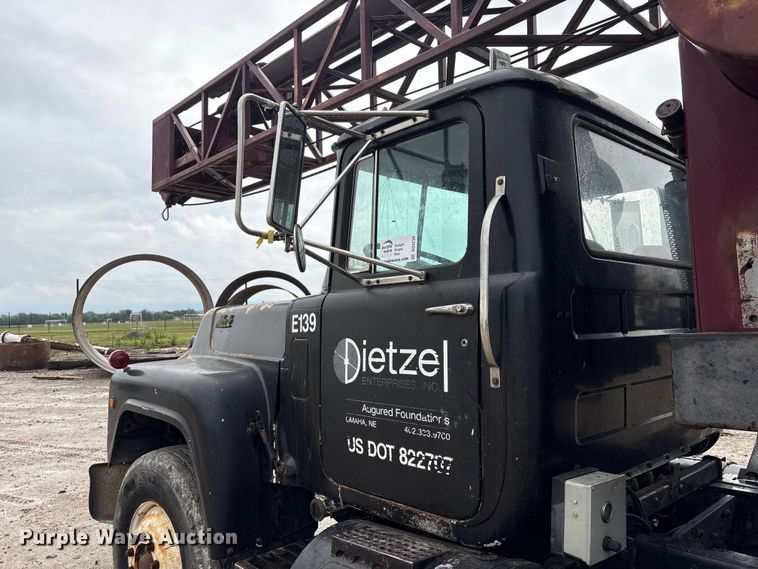 image for item DO5230 1989 Mack R690ST drilling rig truck