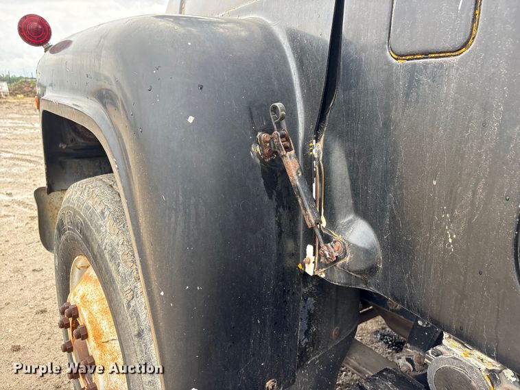image for item DO5230 1989 Mack R690ST drilling rig truck