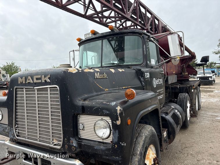 image for item DO5230 1989 Mack R690ST drilling rig truck