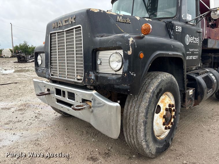 image for item DO5230 1989 Mack R690ST drilling rig truck