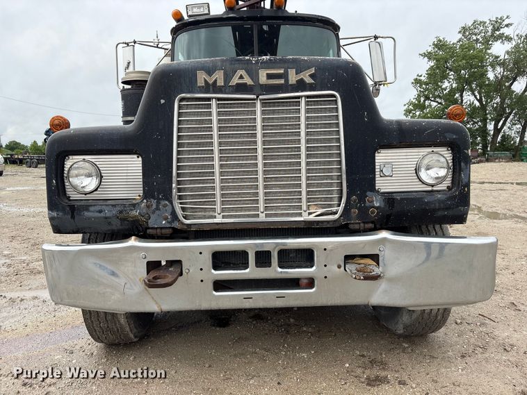 image for item DO5230 1989 Mack R690ST drilling rig truck