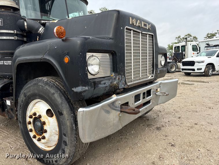 image for item DO5230 1989 Mack R690ST drilling rig truck