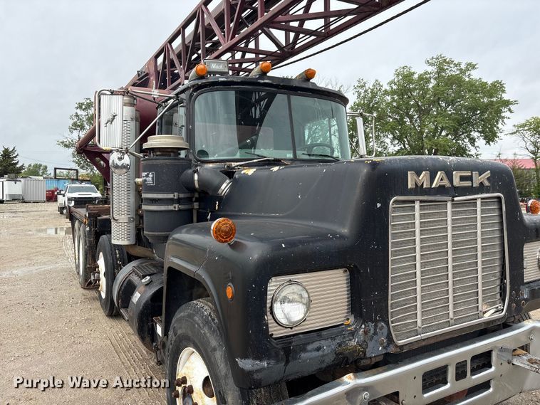 image for item DO5230 1989 Mack R690ST drilling rig truck