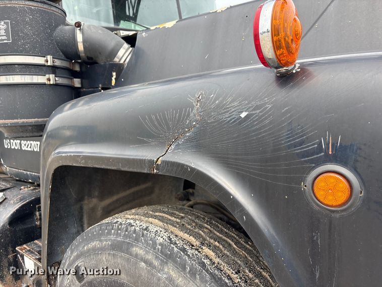 image for item DO5230 1989 Mack R690ST drilling rig truck