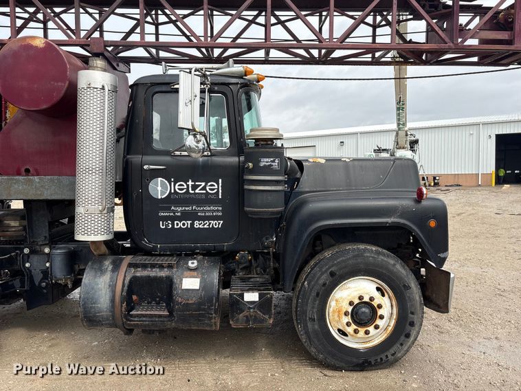 image for item DO5230 1989 Mack R690ST drilling rig truck