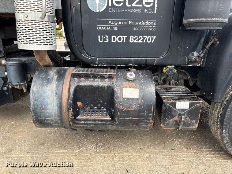 image for item DO5230 1989 Mack R690ST drilling rig truck