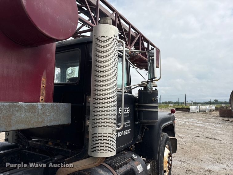 image for item DO5230 1989 Mack R690ST drilling rig truck