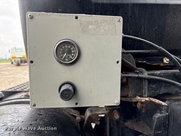image for item DO5230 1989 Mack R690ST drilling rig truck