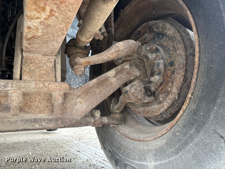 image for item DO5230 1989 Mack R690ST drilling rig truck