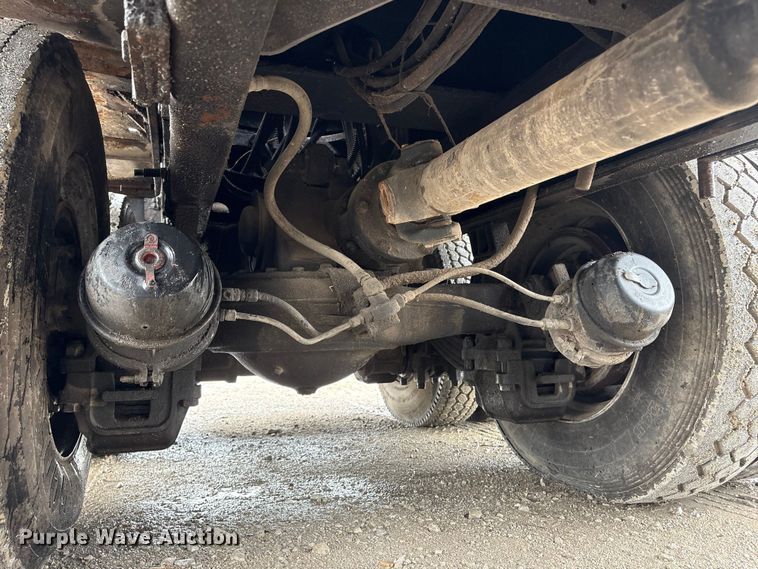 image for item DO5230 1989 Mack R690ST drilling rig truck