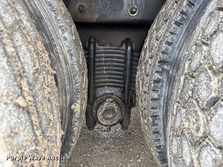 image for item DO5230 1989 Mack R690ST drilling rig truck