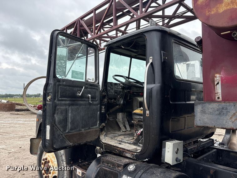 image for item DO5230 1989 Mack R690ST drilling rig truck