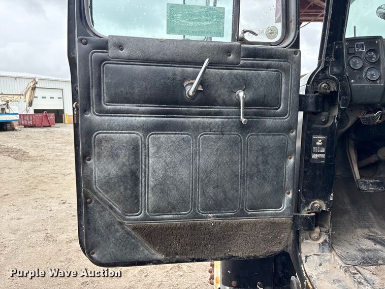 image for item DO5230 1989 Mack R690ST drilling rig truck