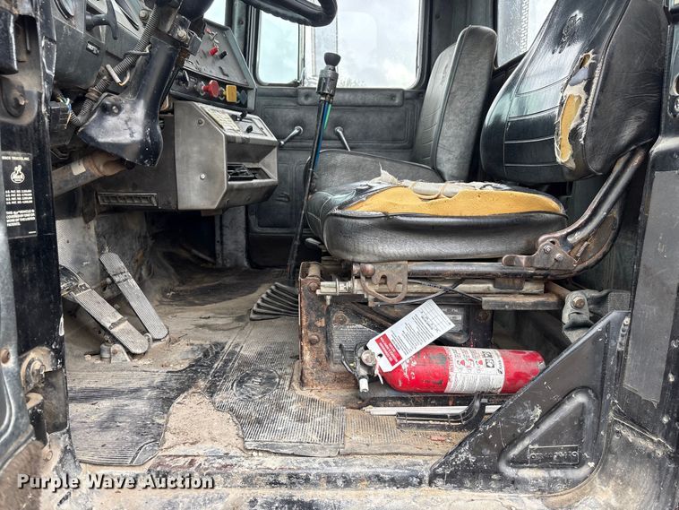 image for item DO5230 1989 Mack R690ST drilling rig truck