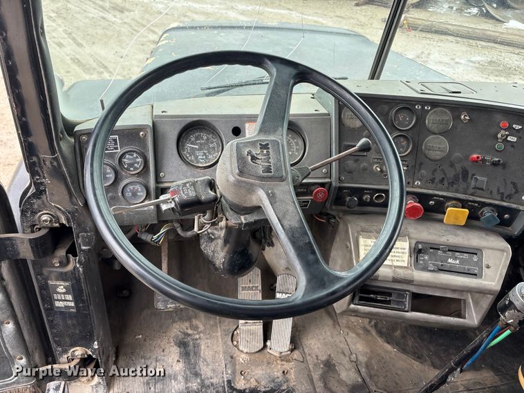 image for item DO5230 1989 Mack R690ST drilling rig truck