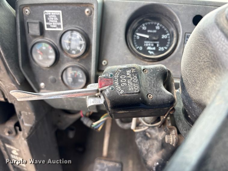 image for item DO5230 1989 Mack R690ST drilling rig truck