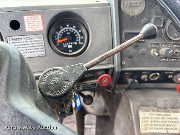 image for item DO5230 1989 Mack R690ST drilling rig truck