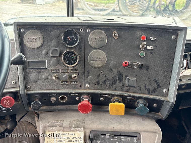 image for item DO5230 1989 Mack R690ST drilling rig truck