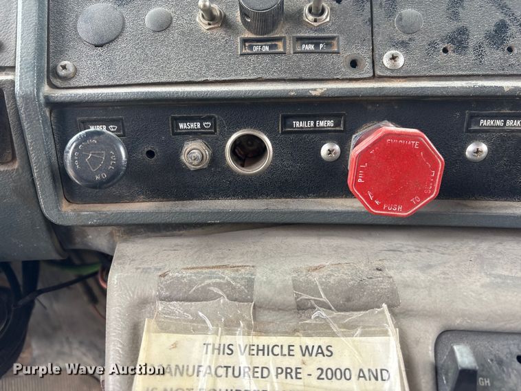 image for item DO5230 1989 Mack R690ST drilling rig truck