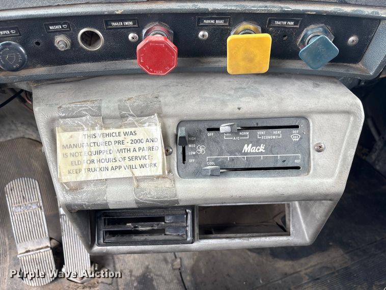 image for item DO5230 1989 Mack R690ST drilling rig truck