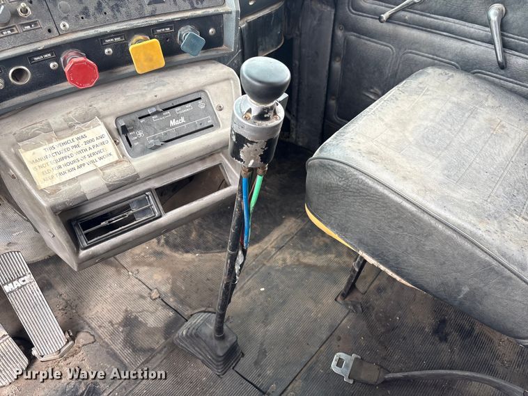 image for item DO5230 1989 Mack R690ST drilling rig truck