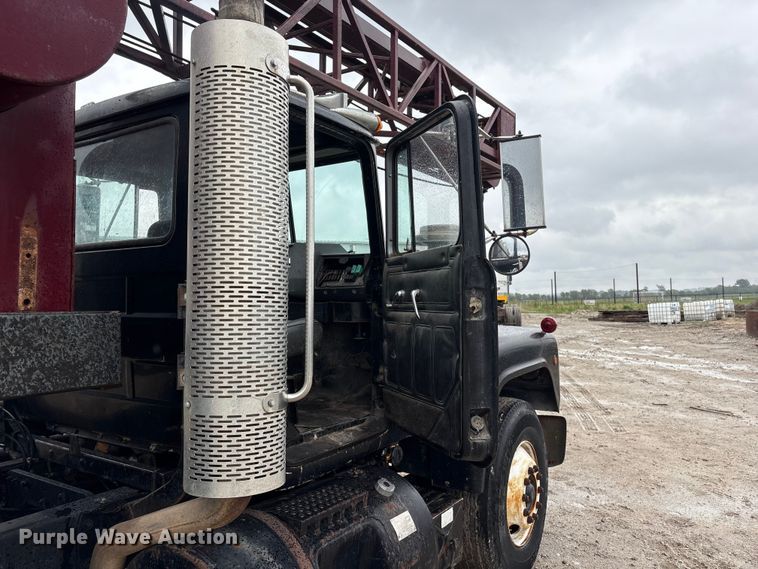 image for item DO5230 1989 Mack R690ST drilling rig truck