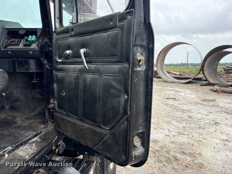 image for item DO5230 1989 Mack R690ST drilling rig truck