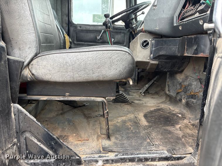 image for item DO5230 1989 Mack R690ST drilling rig truck