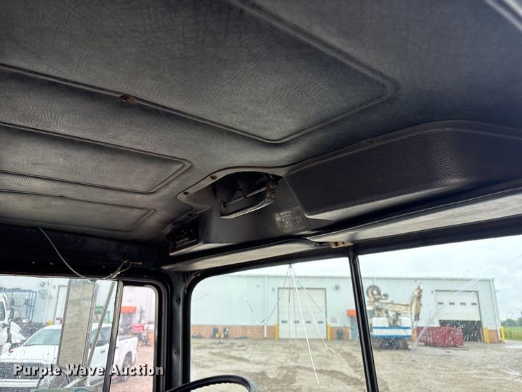 image for item DO5230 1989 Mack R690ST drilling rig truck