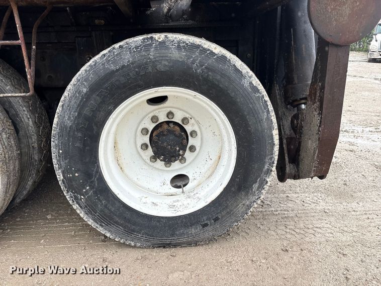 image for item DO5230 1989 Mack R690ST drilling rig truck
