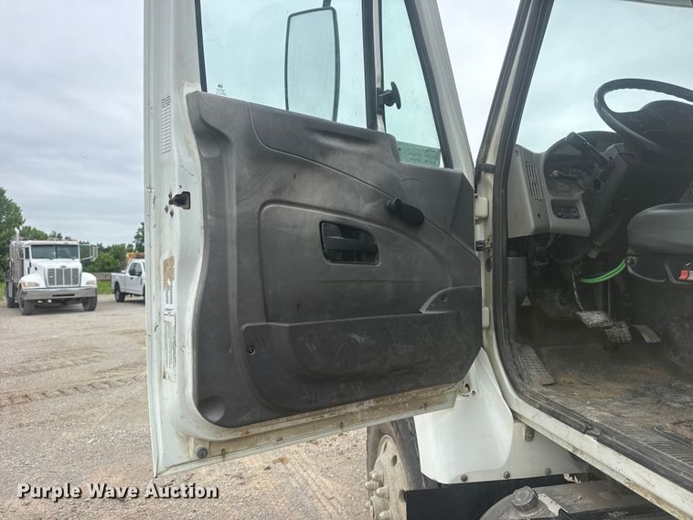 image for item DO8513 2008 International WorkStar 7500 water truck