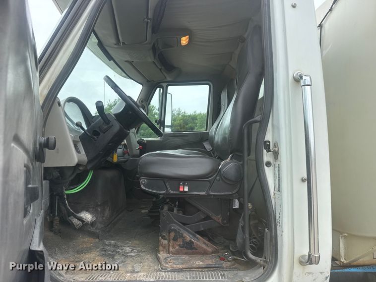 image for item DO8513 2008 International WorkStar 7500 water truck