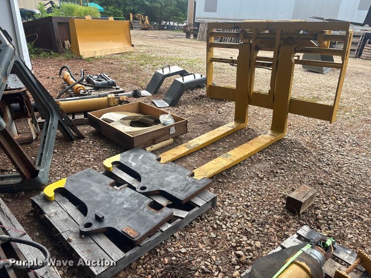 image for item DU6281 John Deere TRAM 644ER wheel loader forks