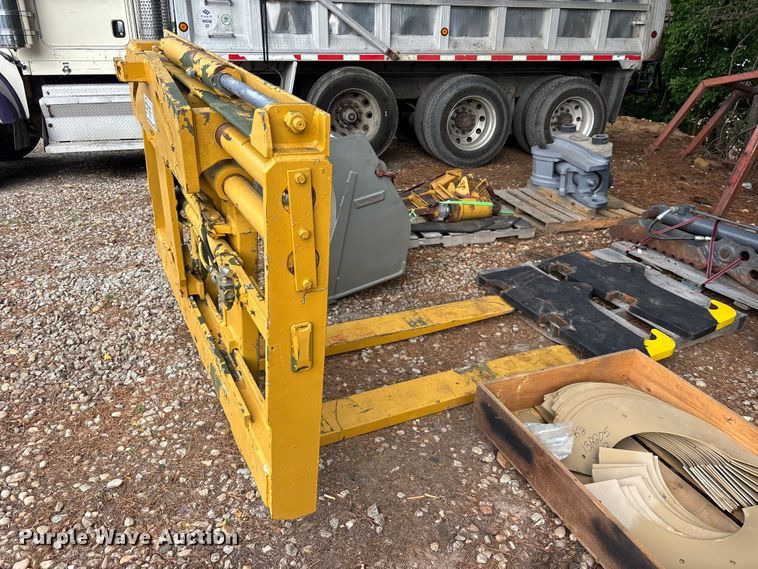 image for item DU6281 John Deere TRAM 644ER wheel loader forks