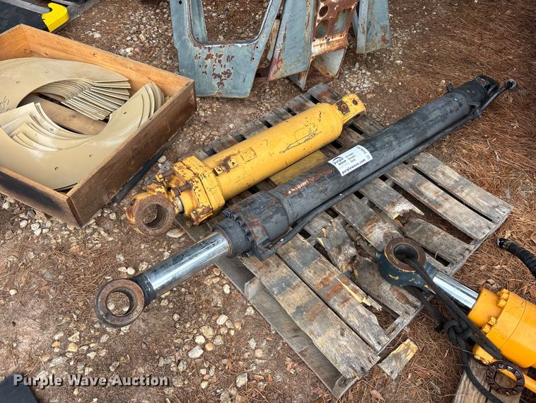 image for item DU6283 (2) hydraulic cylinders