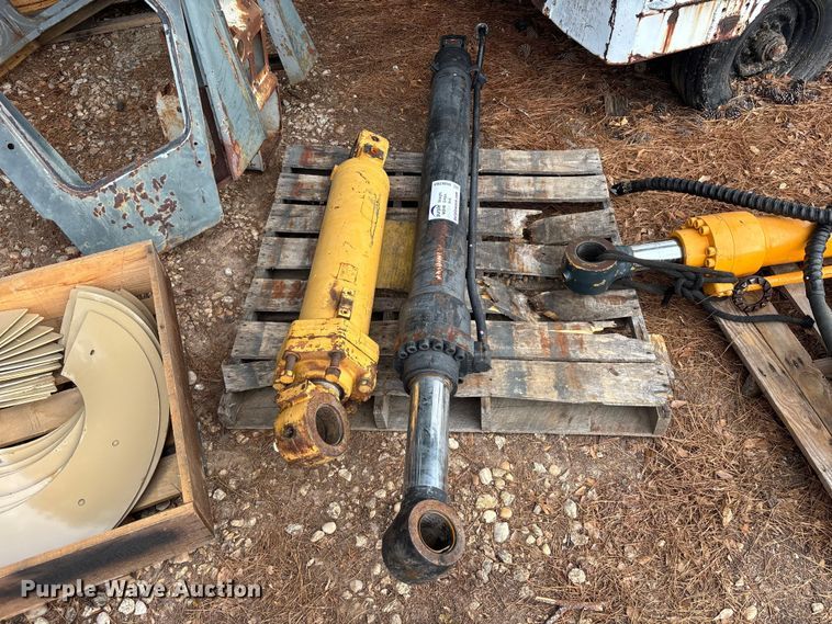image for item DU6283 (2) hydraulic cylinders