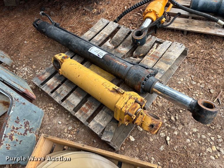 image for item DU6283 (2) hydraulic cylinders