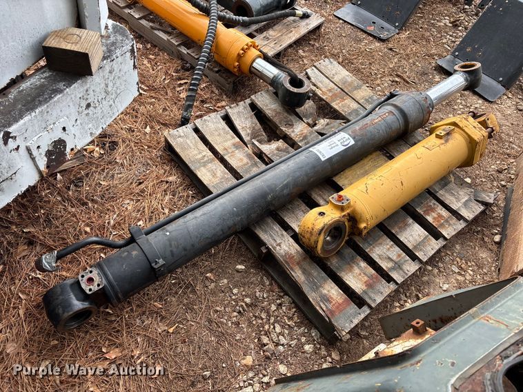 image for item DU6283 (2) hydraulic cylinders