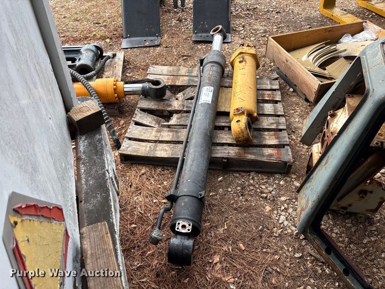 image for item DU6283 (2) hydraulic cylinders