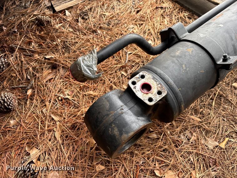 image for item DU6283 (2) hydraulic cylinders