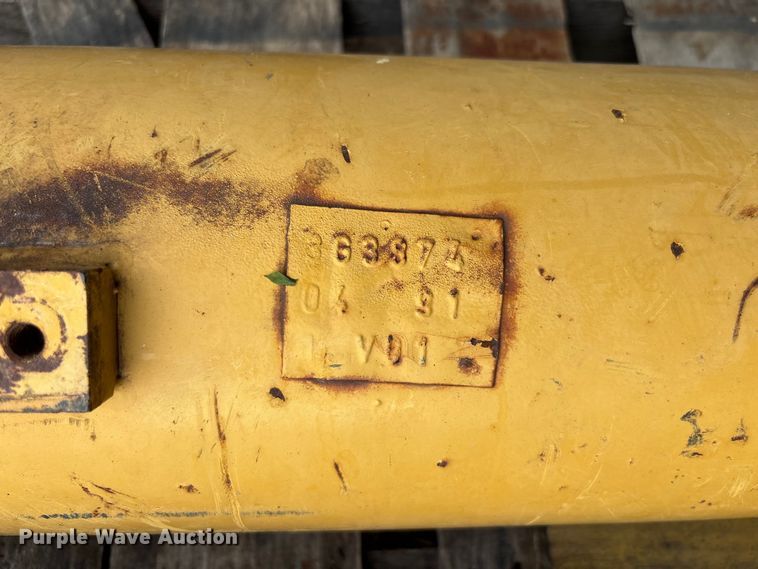 image for item DU6283 (2) hydraulic cylinders