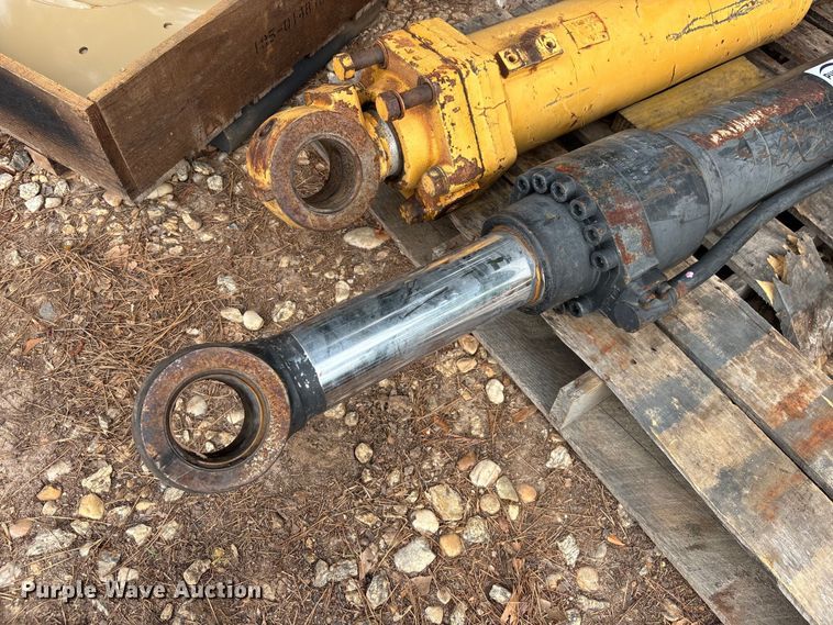 image for item DU6283 (2) hydraulic cylinders