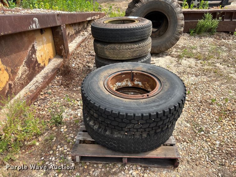 image for item DU6290 (5) 10.00-20 tires and wheels