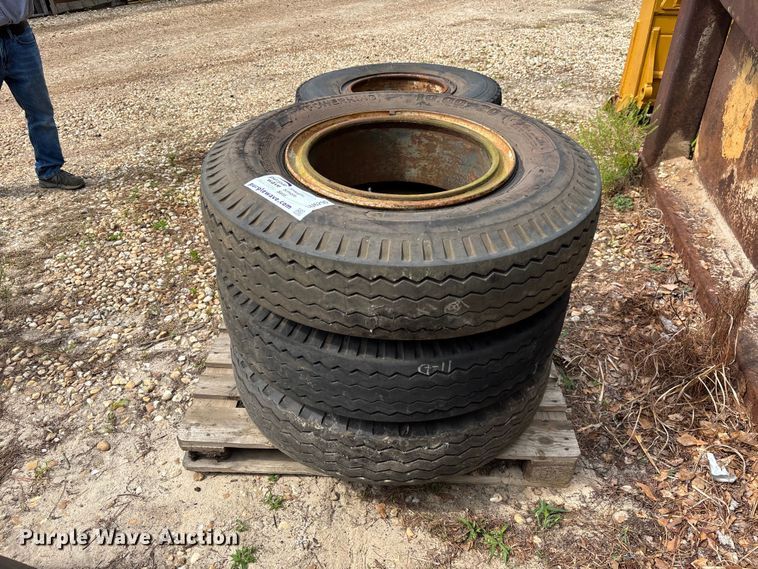 image for item DU6290 (5) 10.00-20 tires and wheels