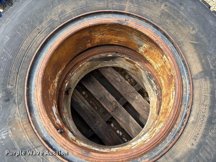 image for item DU6290 (5) 10.00-20 tires and wheels
