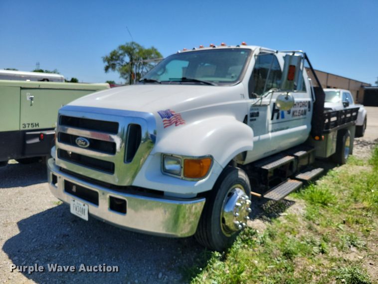 image for item DZ7125 2004 Ford F650 flatbed truck
