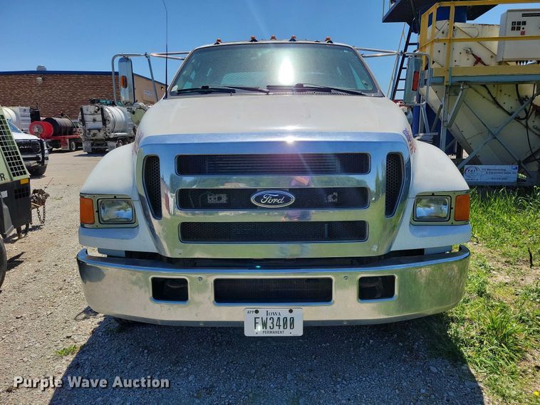 image for item DZ7125 2004 Ford F650 flatbed truck
