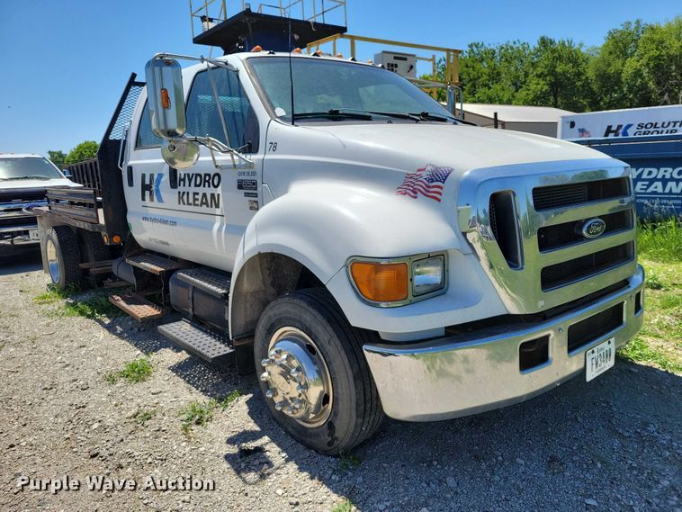 image for item DZ7125 2004 Ford F650 flatbed truck