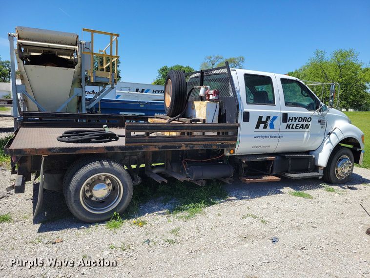 image for item DZ7125 2004 Ford F650 flatbed truck