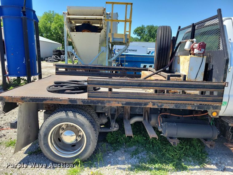 image for item DZ7125 2004 Ford F650 flatbed truck